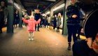 Заразительный танец маленькой девочки в метро