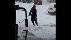Афроамериканец пытается почистить снег