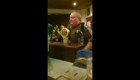 Ирландский бармен с красивым голосом распевает песни, наливая посетителям напитки 