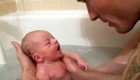 Папа первый раз купает малыша