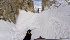  Сумасшедший спуск лыжника по узкому горному ущелью