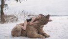 Красавицы и чудовище: как снималась фотосессия двух моделей и большого медведя