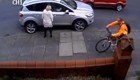 Велосипедист сбил и и протащил по тротуару маленькую девочку