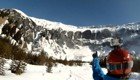 Лыжник спасается от лавины