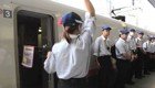 У них есть всего 7 минут чтобы убрать целый поезд! Сверхскоростная уборка вагонов в Токио