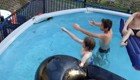 Дети развлекаются в бассейне