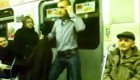 Парень отжигает в вагоне метро