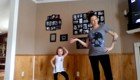 На 8 месяце беременности мама устроила зажигательные танцы со своей дочерью
