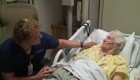 Санитар утешает пожилых пациентов больницы своим пением