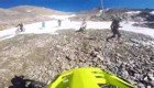Гонка на велосипеде с горы по леднику