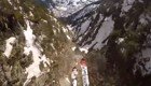 Захватывающее видео экстремального спуска с горы на лыжах и с парашютом 