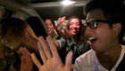 Молодой таксист устроил караоке-вечеринку в машине под "Uptown Funk"
