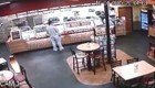 Ограблению американского кафе помешал посетитель