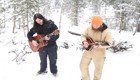 Когда музыканты решили сыграть в снежном лесу, то совсем не ожидали наткнуться на таких поклонников!