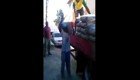Бразильский грузчик носит на плечах по пять 20-килограммовых мешков цемента за раз