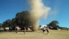 В Австралии устроили танцы в торнадо