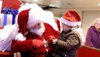 Эта маленькая девочка плохо слышит. Однако этот Санта знает все языки мира!