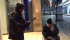 Трогательное выступление бездомного из Великобритании под аккомпанемент уличного музыканта покорило сердца миллионов людей