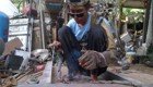 Частично парализованный индонезиец самостоятельно создал себе механический протез руки
