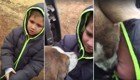  Маленький мальчик не может сдержать слез во время трогательного воссоединения со своей пропавшей собакой 