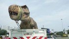 Отрезвляющая пробка: "оживший" гигантский тираннозавр перепугал жителей Бангкока