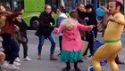 Безудержное веселье на улице в Англии. Гвоздь программы - бабушка!