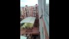 Колумбиец спас собаку, повисшую на балконе многоэтажки