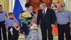 Владимир Путин попытался успокоить плачущую девочку на церемонии вручения ордена «Родительская слава» в Кремле