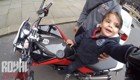 Мотоциклист осчастливил ребенка, позволив ему посидеть на своем байке