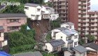 Из-за оползня в Нагасаки со склона  упал двухэтажный дом
