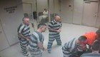 В сети появилось видео спасения заключенными охранника