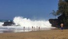 Устрашающая красота океана: огромные волны обрушиваются на гавайский пляж