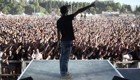 Светотехник "управляет" толпой на музыкальном фестивале