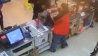 Бесстрашный кассир в супермаркете выхватил дробовик из рук грабителя