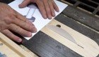 Как разрезать дерево бумагой