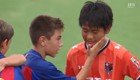 Детская команда Барселоны утешала побежденных соперников из Японии