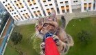 Cпасение крошечного котенка, застрявшего на 12-м этаже