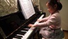 Крохотная девочка играет на пианино не хуже взрослых музыкантов