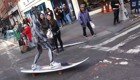 Человек в костюме Серебряного Серфера промчался по улицам Нью-Йорка