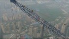 Любители острых ощущений взобрались на самый высокий строительный кран в Китае