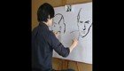 Художник рисует двумя руками два портрета одновременно