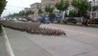 Доставка своим ходом: 5000 армия уток шагает по улице