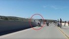 Велосипедист чудом избежал гибели при падении с моста, ухватившись за ограждение