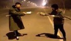 Двое вооруженных фейерверками китайцев, устроили перестрелку на тихой улице ночного города 