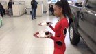 Мировая рекордсменка по лимбо проползла под внедорожником с подносом напитков