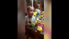 Маленький мальчик застрял в автомате с игрушками