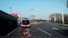 В Китае ребенок выпал из багажника машины, вот что сделали очевидцы