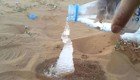 Вода, вытекая из бутылки, мгновенно замерзает в пустыне