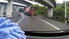 Авария дня. В Китае грузовик упал с эстакады
