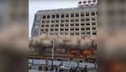 12-этажное здание в Китае снесли в нескольких метрах от дороги и прохожих 